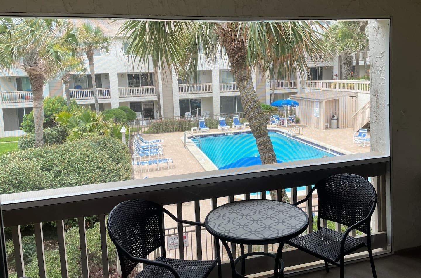 Screened balcony overlooking the pool at Beach Therapy