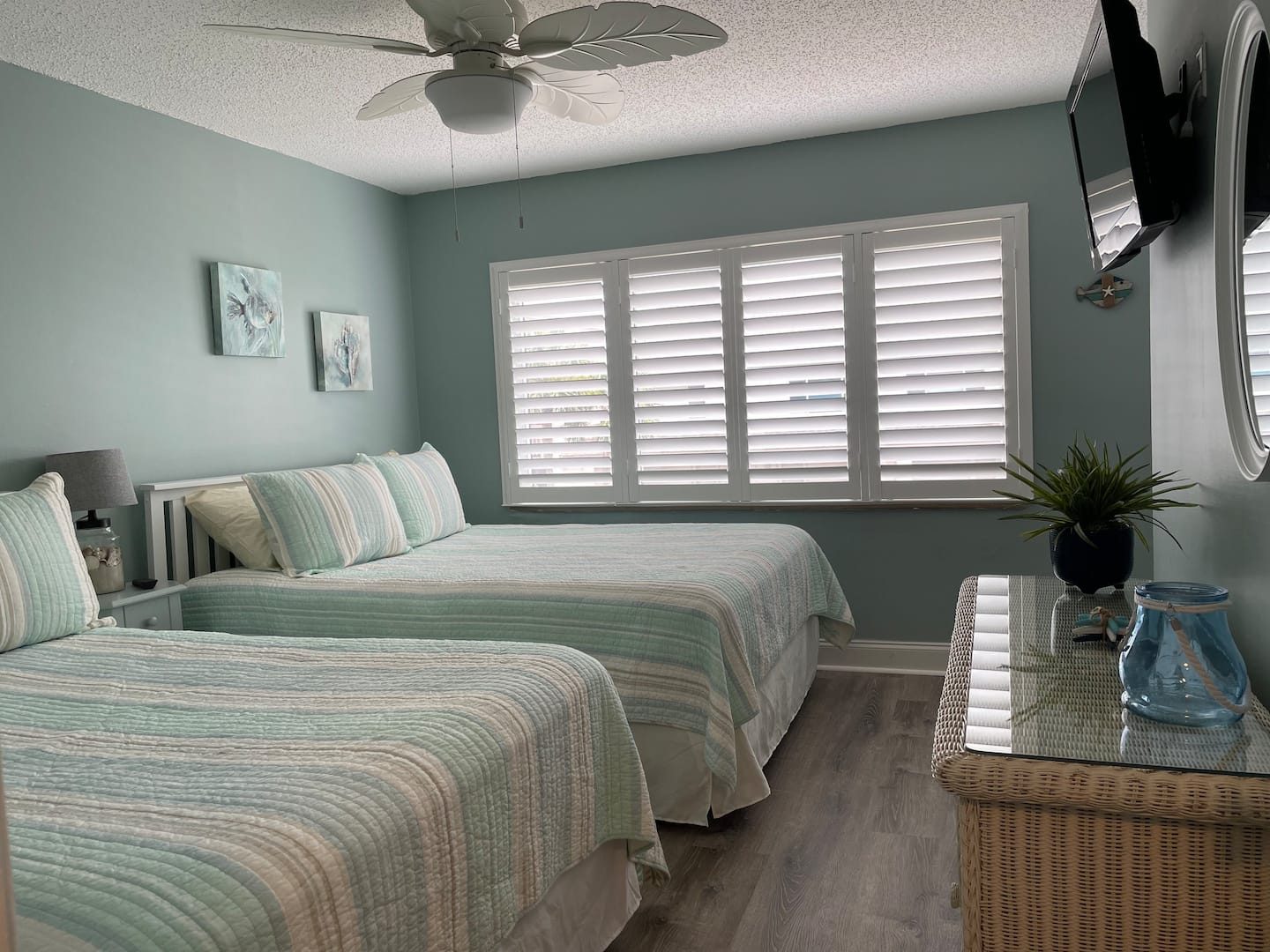 Front bedroom with two twin beds